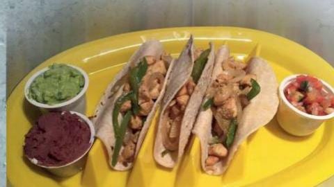 Tacos de res o de pollo acompañados (3)